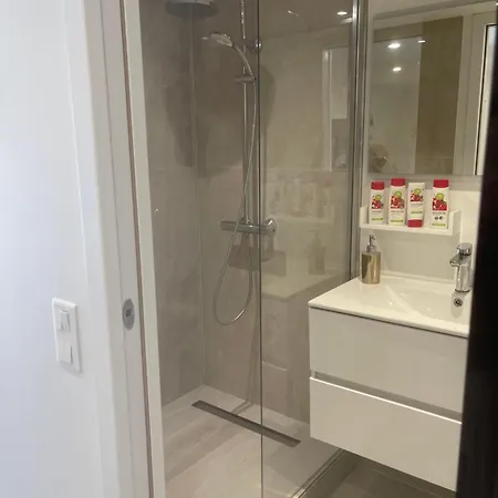 Grand Neuf à 50 M Du Port Appartement